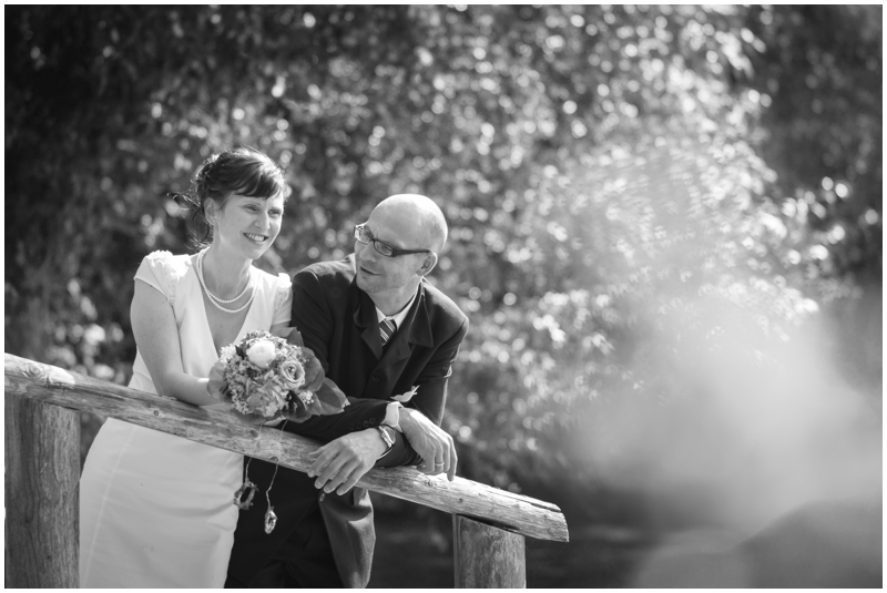 brautpaar monochrom in frankenhorst von der fotografin anne juengling