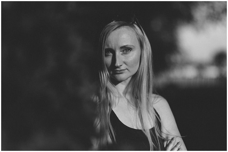 portrait einer jungen frau im abendlicht in schwerin monochrom, aufgenommen von der fotografin anne juengling aus schwerin