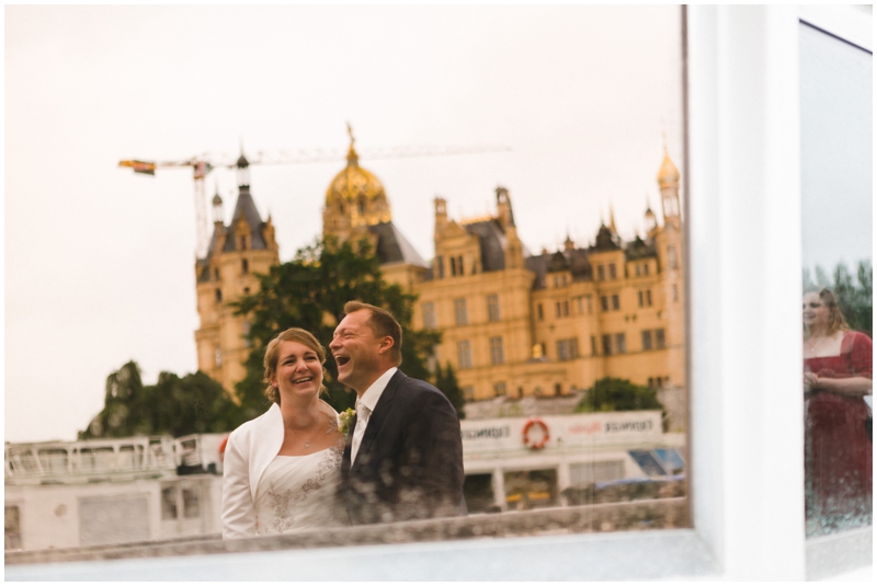 Brautpaar am Anleger der Weißen Flotte Schwerin, im Hintergrund das Schweriner Schloss, fotografiert von der Hochzeitsfotografin Anne Jüngling