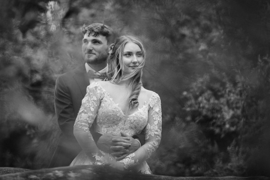 Hochzeitsfotografin Schwerin Anne Juengling fotografiert Brautpaar im schweriner burggarten