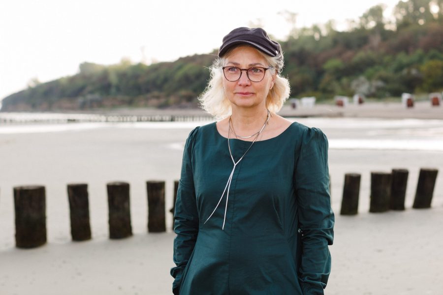 portrait einer autorin fotgrafiert an der ostsee von der fotografin anne juengling