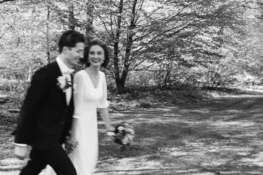Hochzeit in Ludwigslust Hochzeitsfotografin Schwerin Anne Juengling fotografiert Brautpaar im Ludwigsluster Schlossgarten