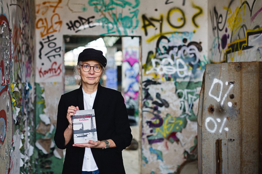 Autorin Chris Hannesen Schwerin portrait einer autorin fotgrafiert in schwerin in einem lost place von der fotografin anne juengling